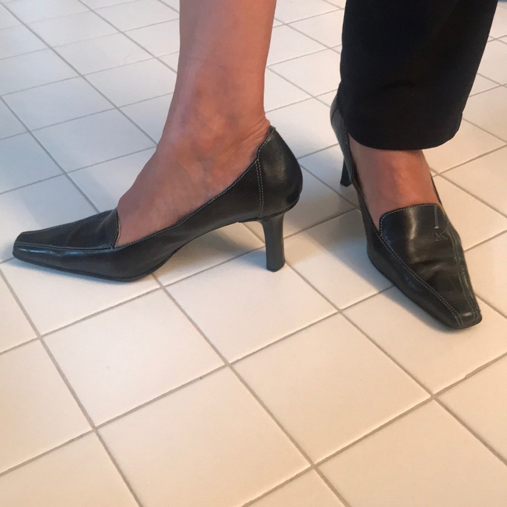 Very comfy black pumps